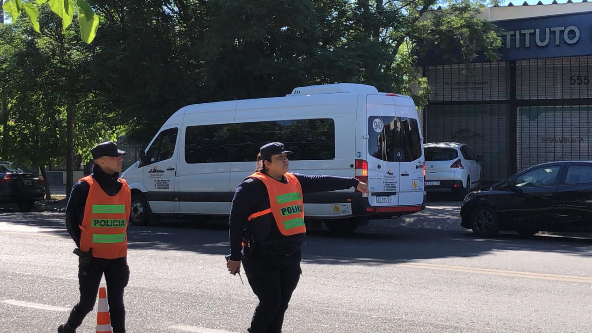 Otra vez aparecieron las combis para llevar a la gente a votar